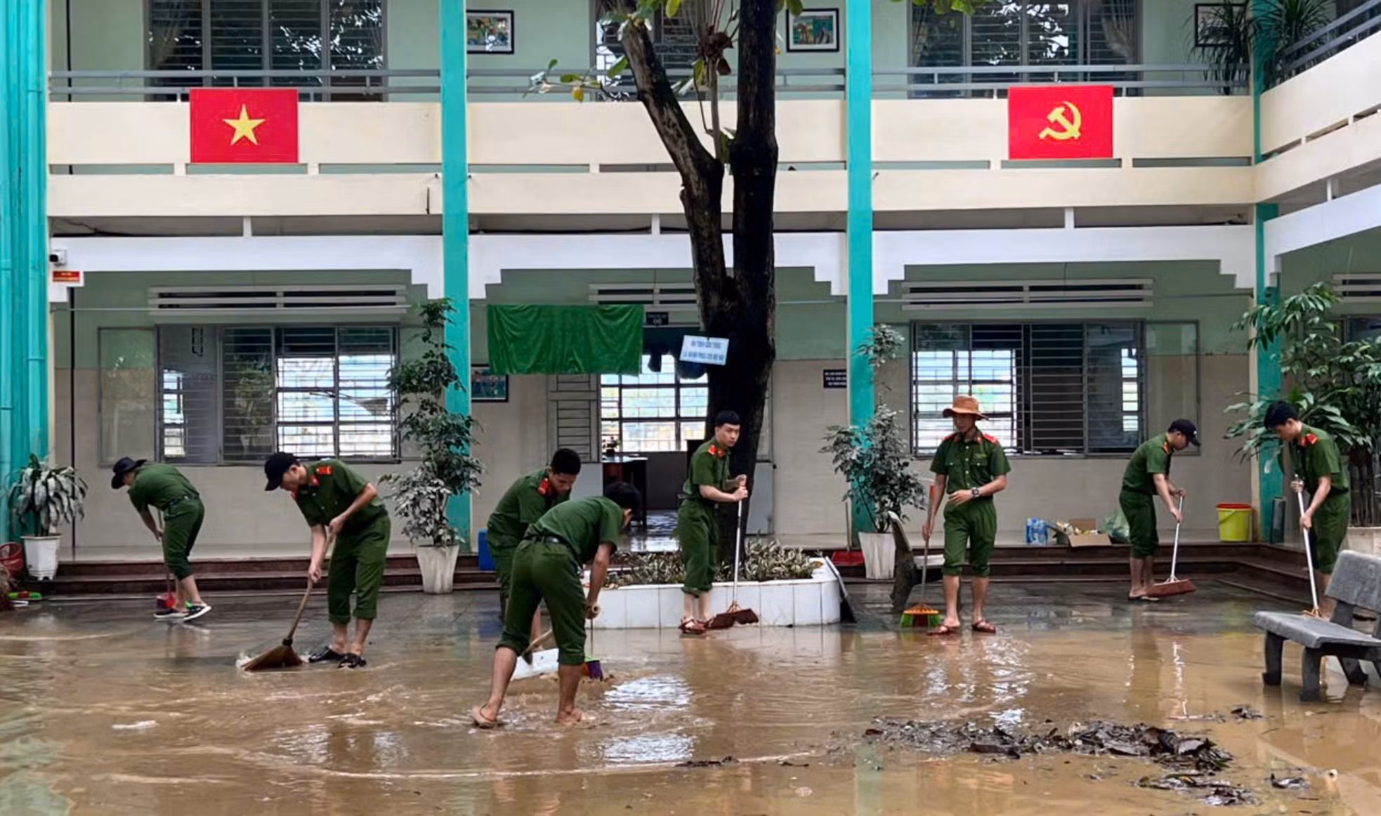 Ấm áp sự tri ân của cộng đồng cho lực lượng Công an sau cơn “đại hồng thủy” -0