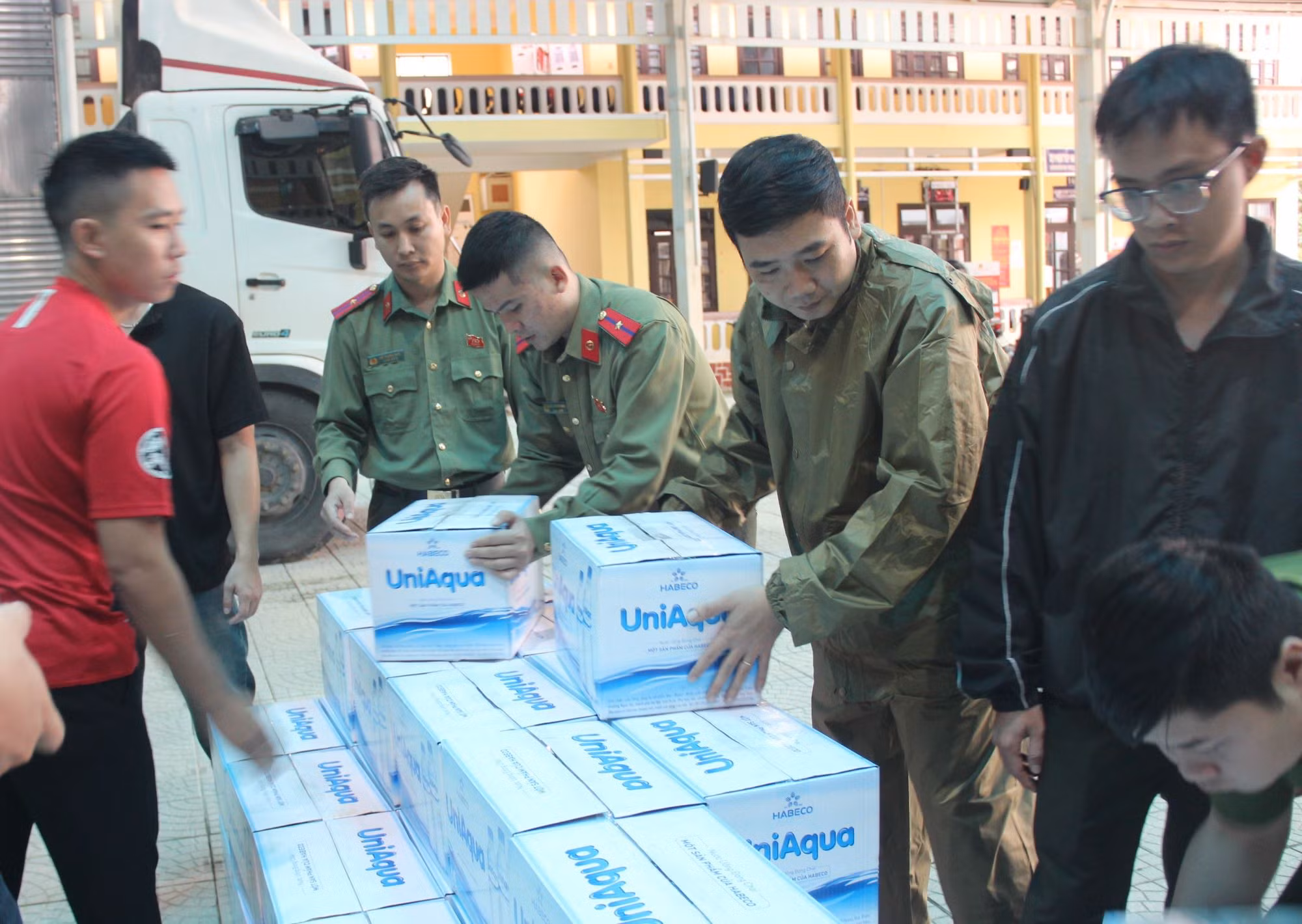 70 tấn gạo, lương thực, nhu yếu phẩm của Bộ Công an đến với người dân vùng lũ xứ Huế -0