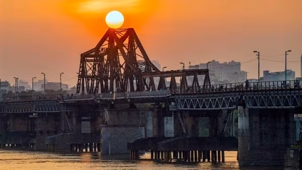 Biển Đông đón bão số 13, Hà Nội trời nắng đẹp