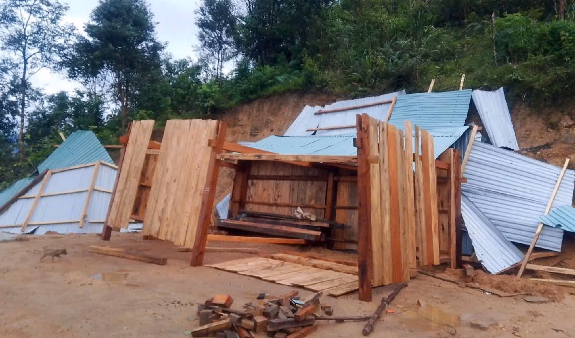 Lực lượng Công an khẩn trương hỗ trợ người dân khắc phục hậu quả bão số 13 -0