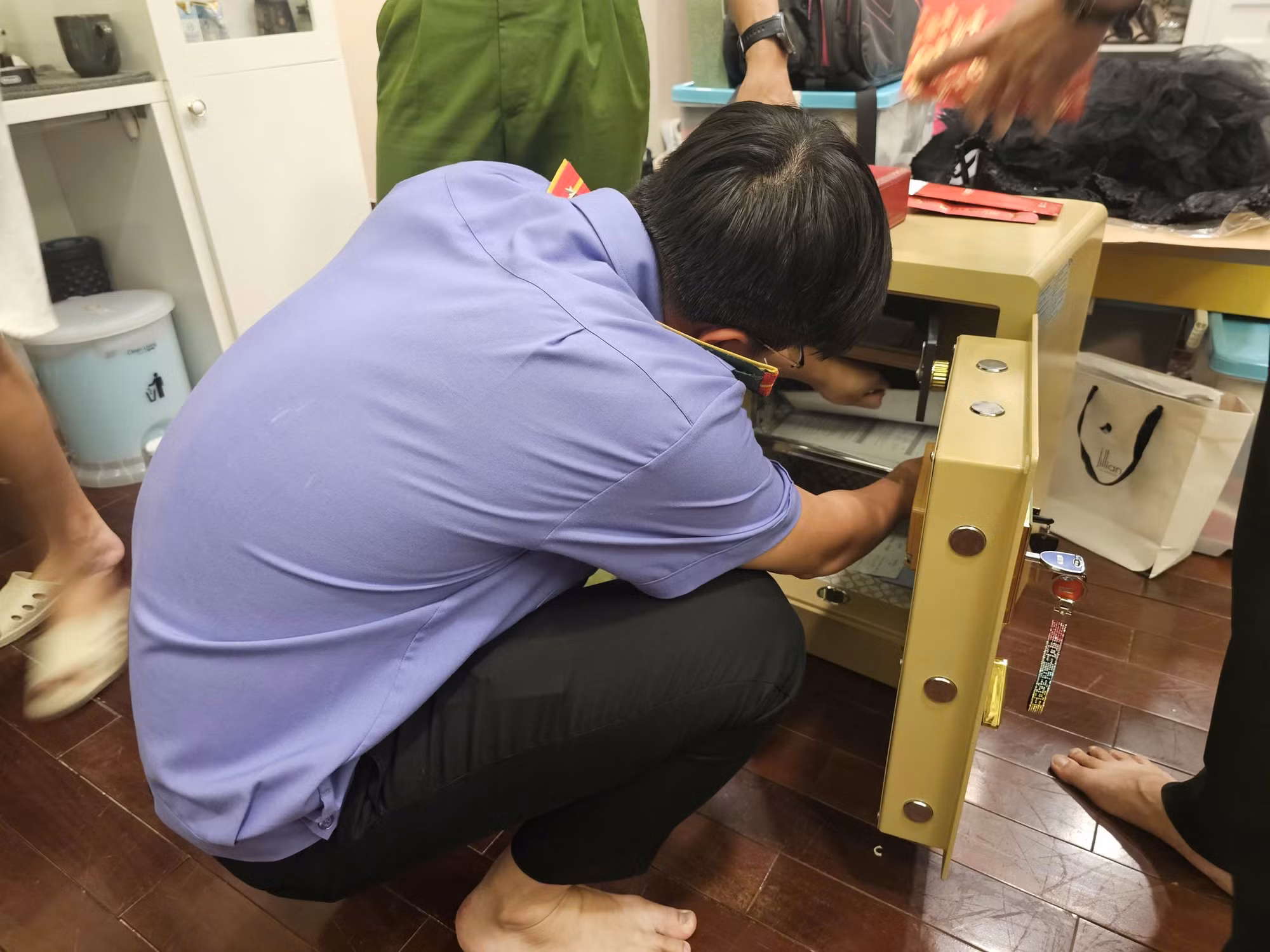 Khám xét nơi ở trong khu biệt thự của diễn viên Trương Ngọc Ánh -0