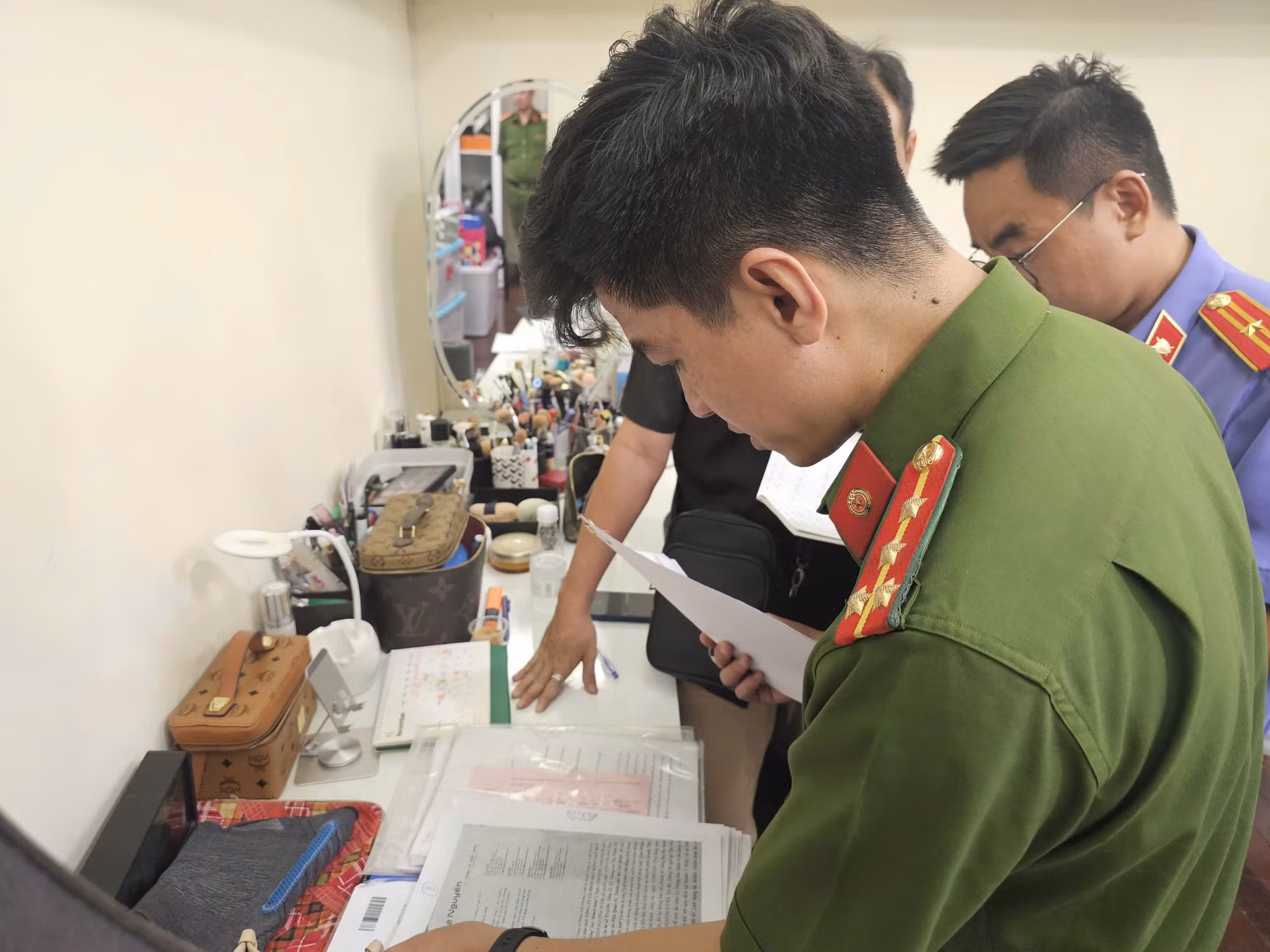 Khám xét nơi ở trong khu biệt thự của diễn viên Trương Ngọc Ánh -1