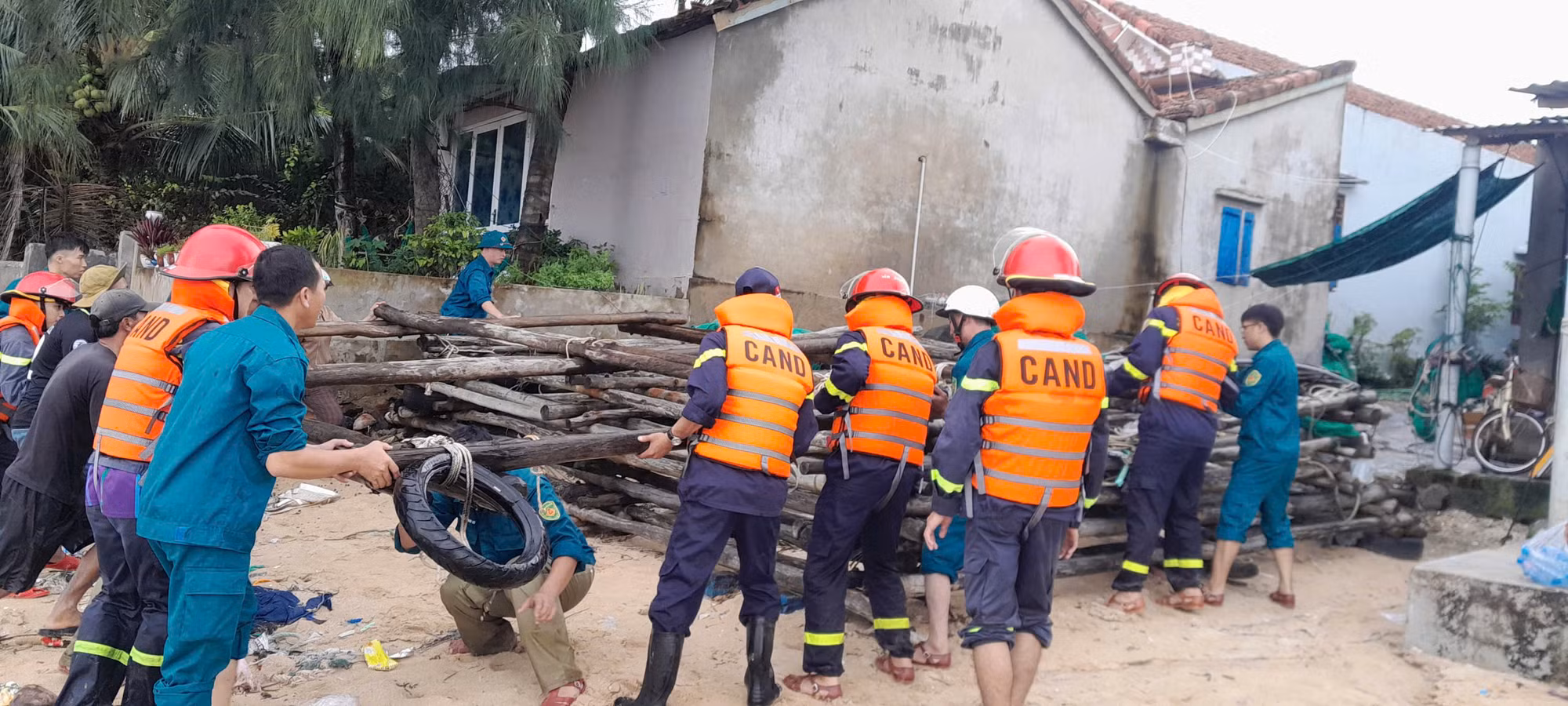 Công an xã, phường ven biển Khánh Hòa, Đắk Lắk giúp dân “đón bão” Kalmaegi với tâm thế sẵn sàng -0