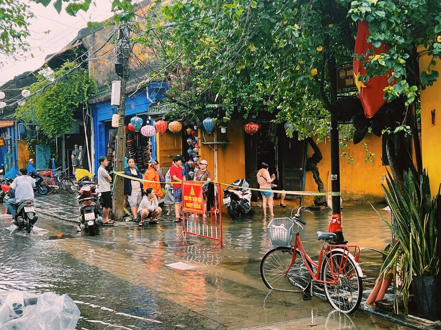 Mưa lớn suốt đêm, nhiều khu vực ở Đà Nẵng ngập sâu trở lại -0