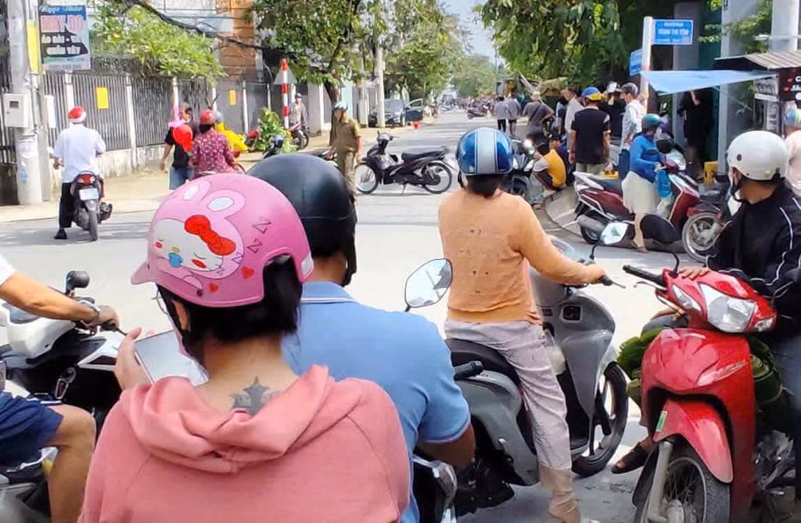 Phát hiện thi thể một cô gái đã phân hủy trong cốp ôtô đậu ven đường -0