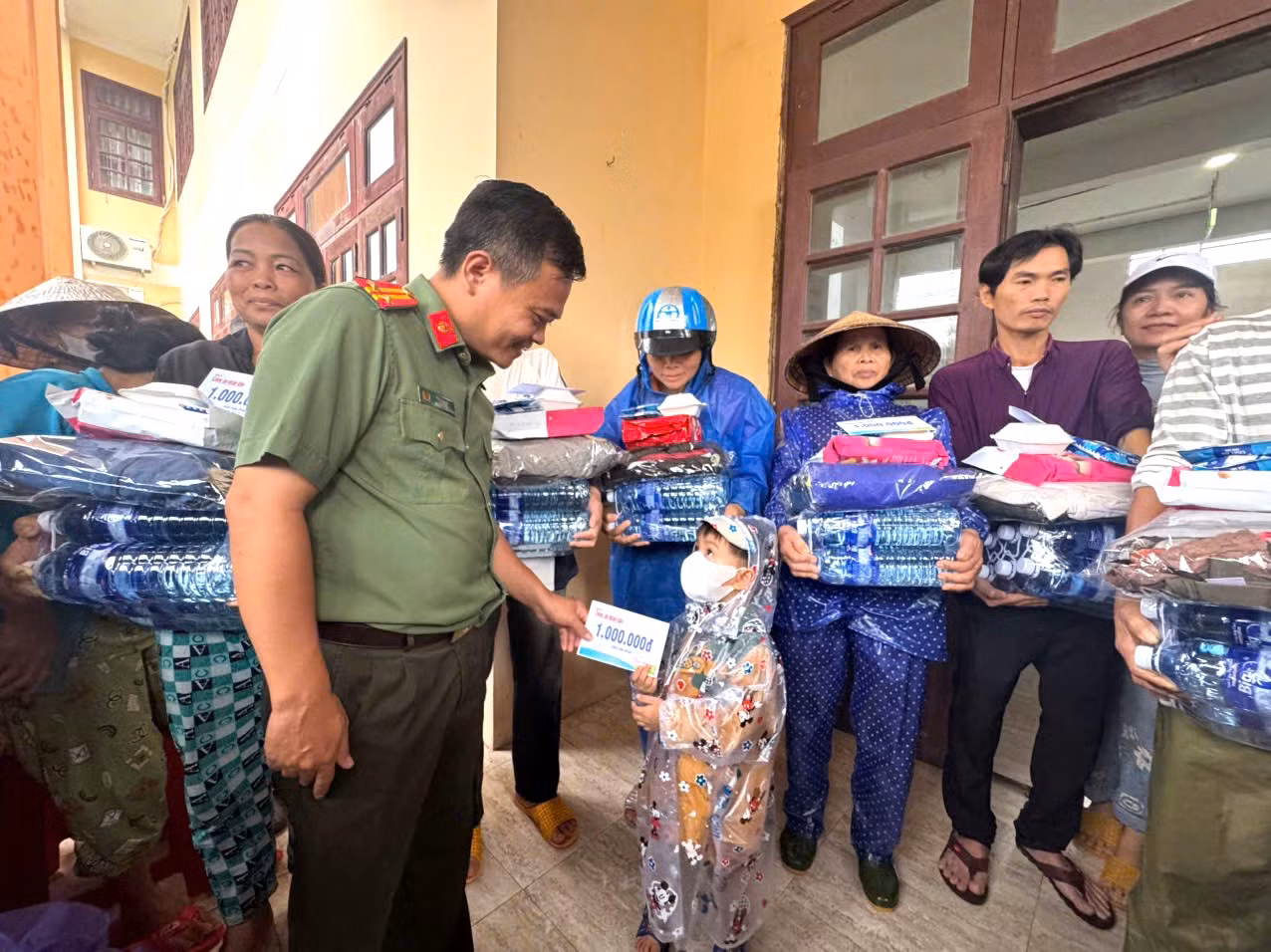 Mang nghĩa tình đến với người dân Nông Sơn, Gò Nổi -0