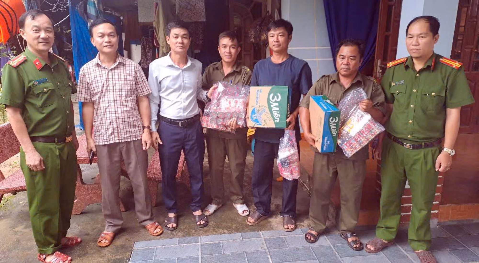 Ấm áp sự tri ân của cộng đồng cho lực lượng Công an sau cơn “đại hồng thủy” -0