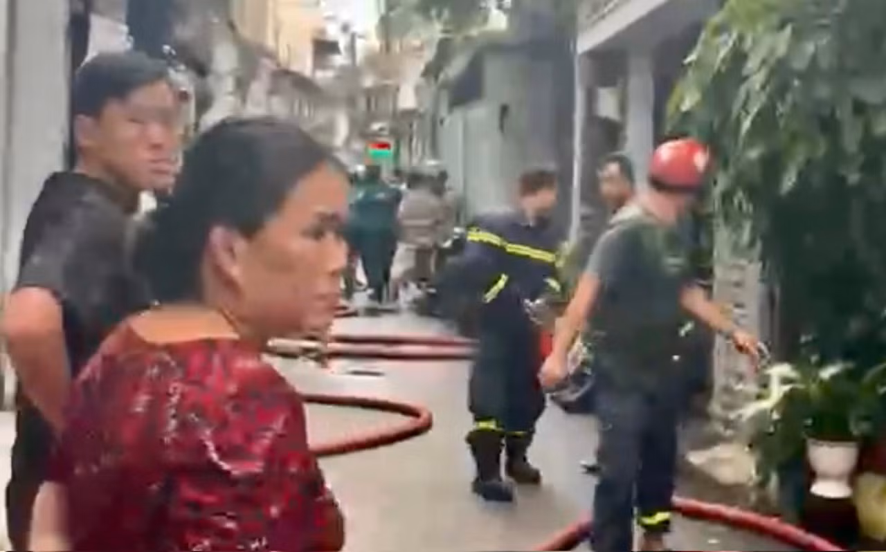 Chém hàng xóm vì mở nhạc ồn ào lúc rạng sáng rồi vào nhà cố thủ nhiều giờ -3