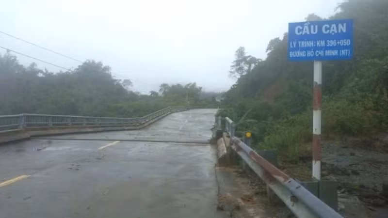 Bộ Xây dựng công bố tình huống khẩn cấp thiên tai tại cầu trên đường Hồ Chí Minh -0
