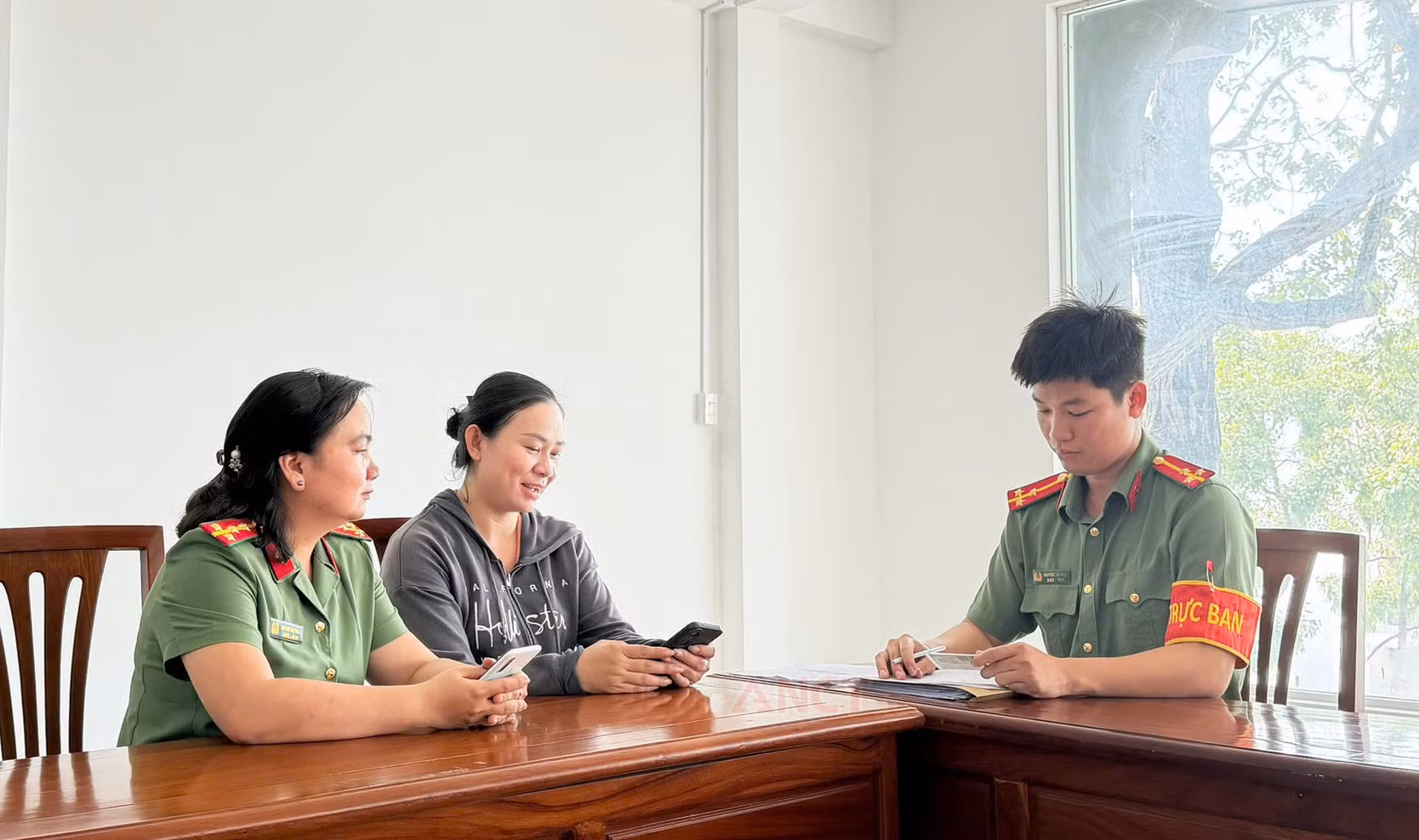 Cán bộ Công an Cần Thơ trao trả tiền cho người dân chuyển nhầm -0