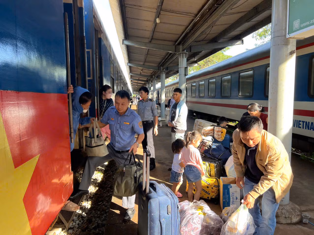 Huy động hàng trăm công nhân ngày đêm khắc phục sự cố nền đường sắt bị cuốn trôi -0