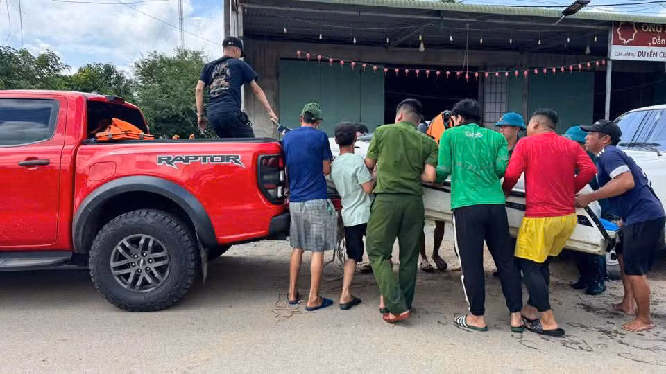 Nửa đêm, Công an tới từng nhà hỗ trợ di dời người dân -0