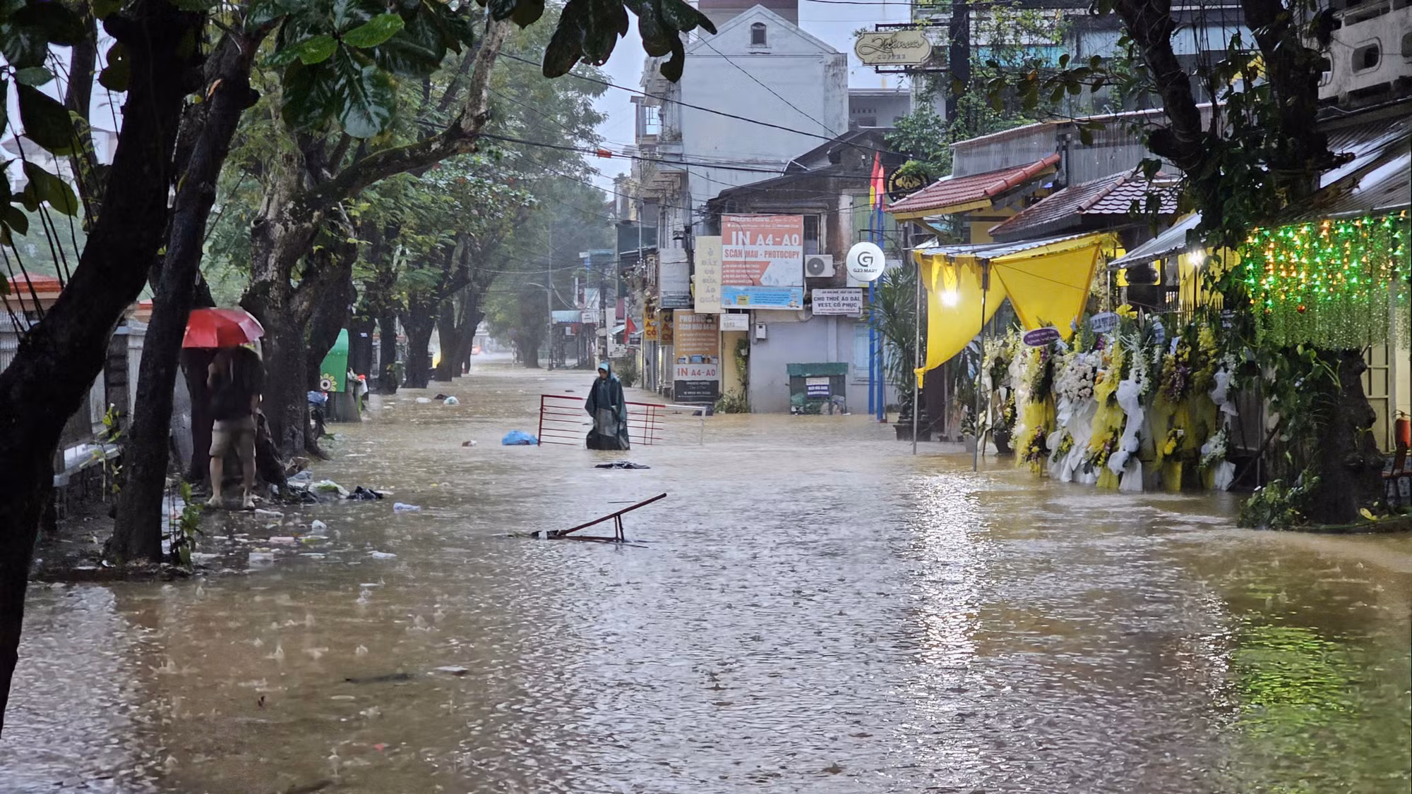 TP Huế lại ngập trong lũ, sạt lở nhiều điểm, lực lượng Công an bám địa bàn giúp dân -0