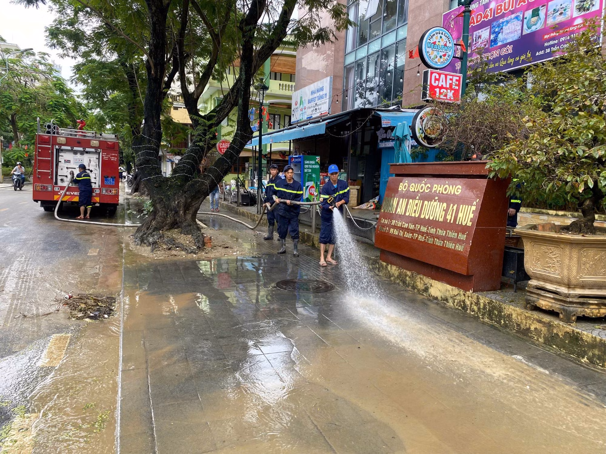 Trung đoàn CSCĐ Trung Bộ và Công an tỉnh Quảng Trị hỗ trợ khắc phục hậu quả mưa lũ tại Huế -0