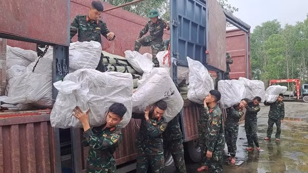 TP Huế phân phối hàng chục tấn hàng viện trợ khẩn cấp của Nga đến người dân bị ngập lụt