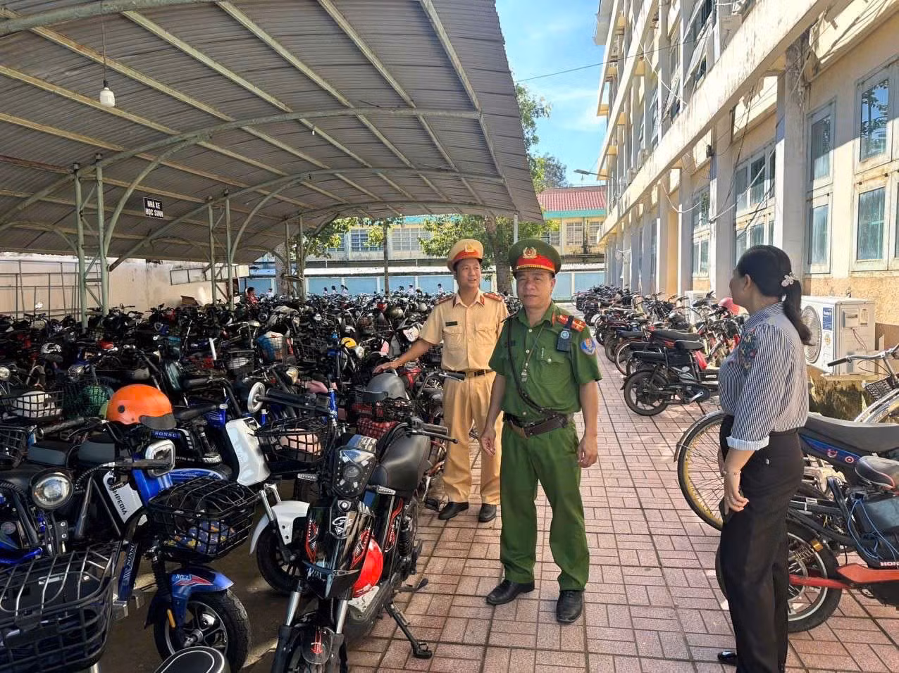 Kiểm tra các bãi giữ xe, đảm bảo cho học sinh ý thức chấp hành pháp luật -0