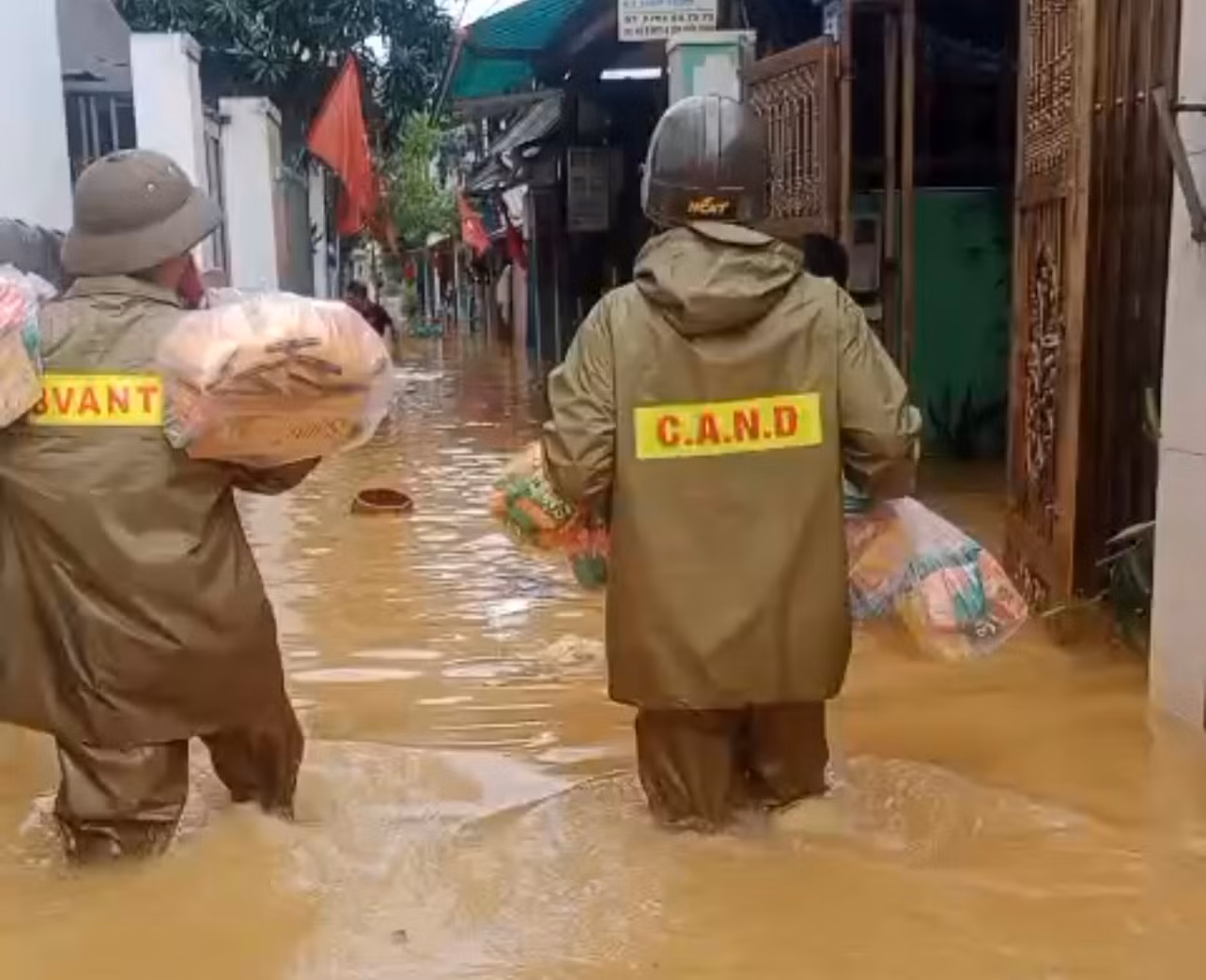 Hàng chục người bệnh được Công an đưa đi cấp cứu kịp thời, nhiều tuyến giao thông ách tắc, tê liệt -0