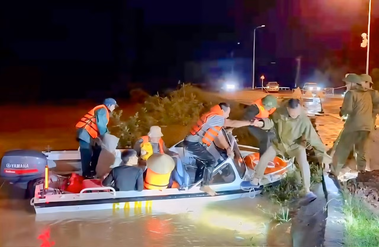 Công an Quảng Trị căng mình giữa mưa lũ, bảo vệ an toàn người dân