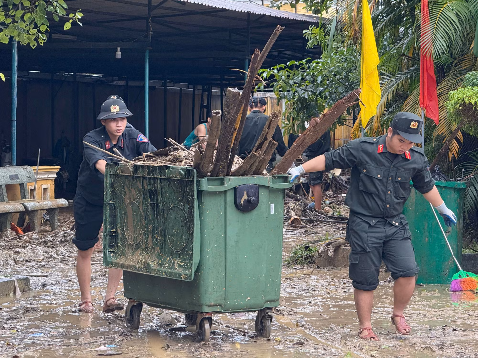 Trung đoàn CSCĐ Trung Bộ và Công an tỉnh Quảng Trị hỗ trợ khắc phục hậu quả mưa lũ tại Huế -0