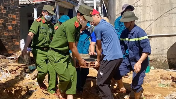 Công an Gia Lai hỗ trợ người dân khắc phục hậu quả sau bão số 13