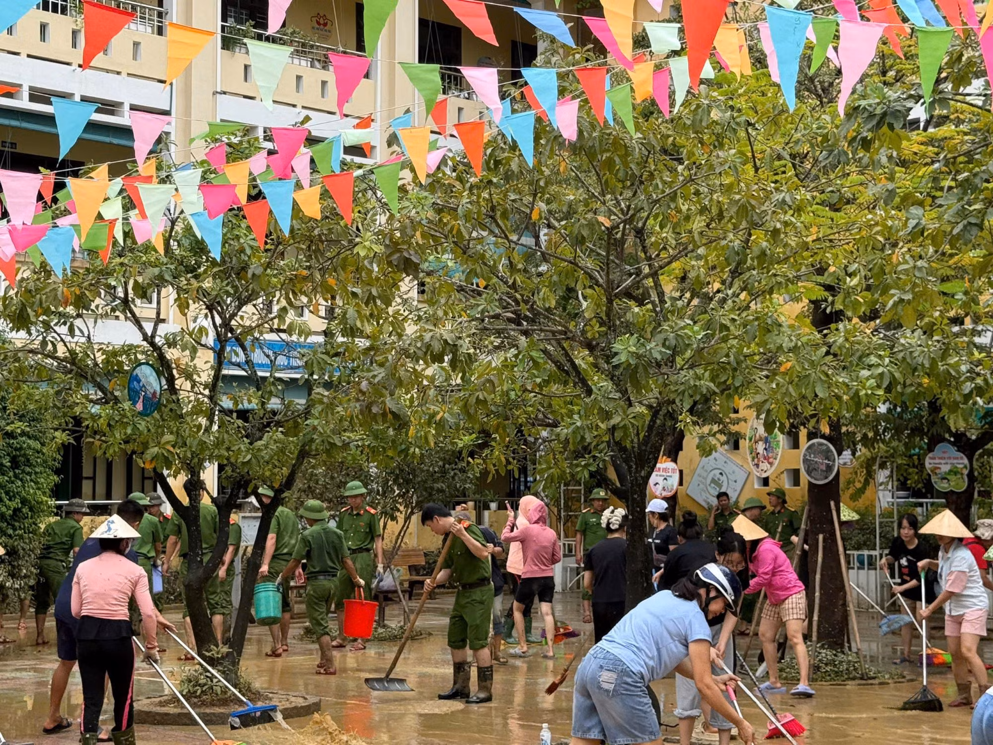 Cục Công nghiệp an ninh tặng quà hỗ trợ người dân vùng lũ ở TP Huế -0