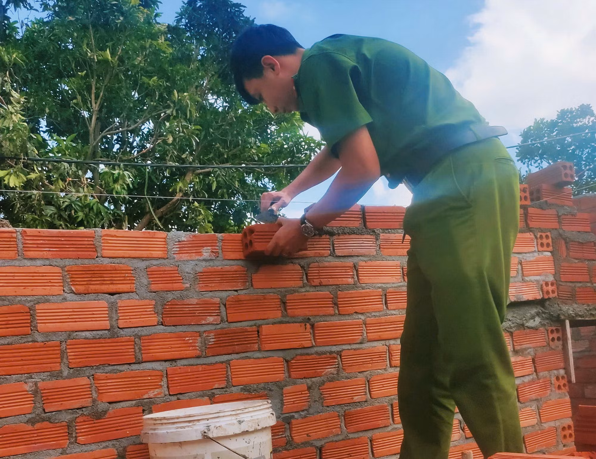 Công an các xã đồng bằng, miền núi phía Đông Đắk Lắk nỗ lực giúp dân khắc phục hậu quả từ cơn bão Kalmaegi -0