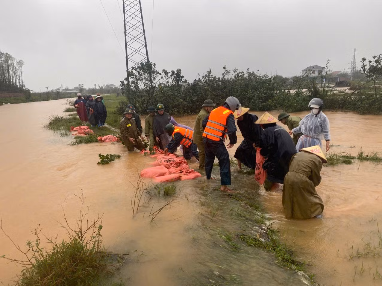 Mưa lớn kéo dài đã gấy sạt lở núi ở xã Cẩm Trung và tràn mương Sông Rác tại xã Kỳ Anh -0