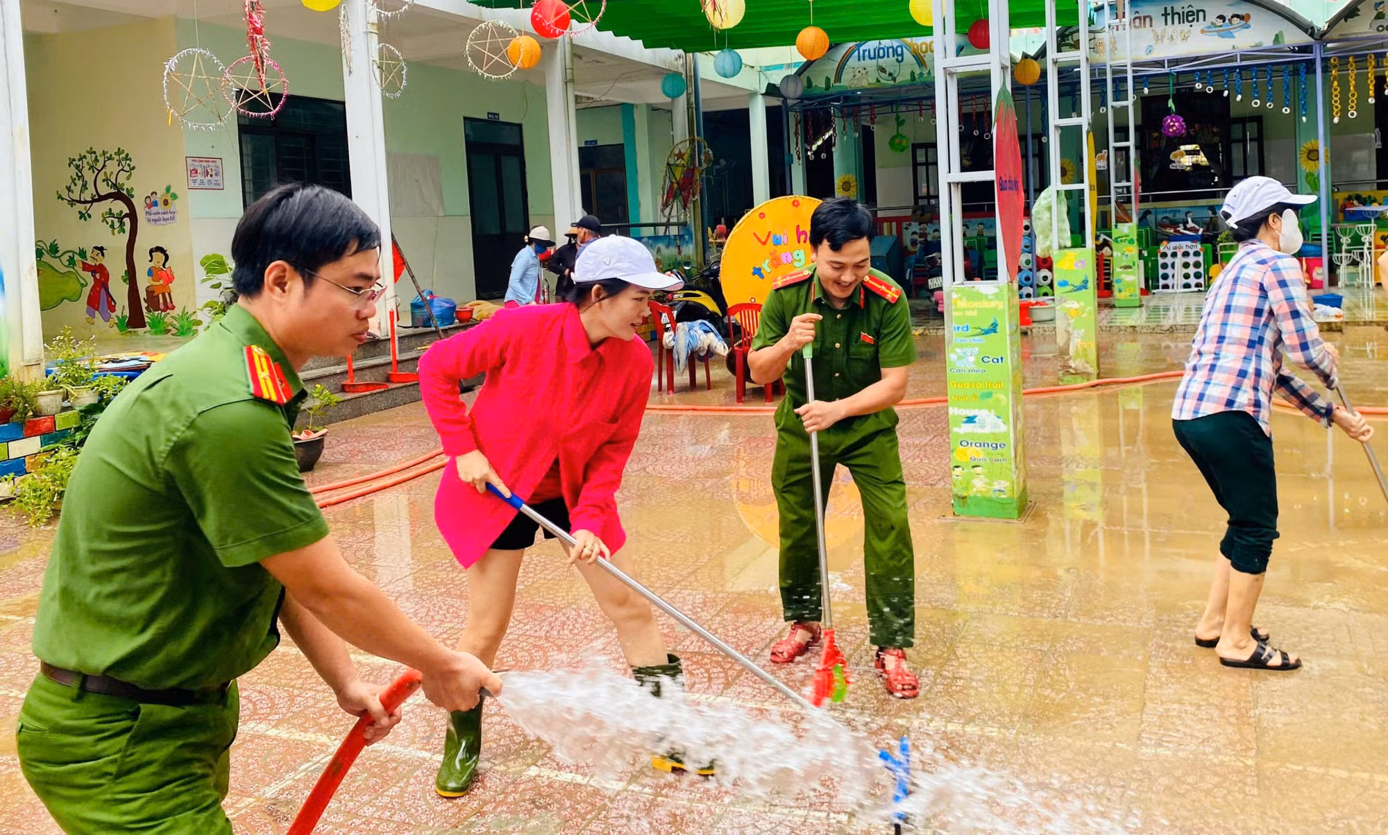 Tỏa sáng hình ảnh người chiến sĩ Công an đồng hành, hỗ trợ người dân sau mưa lũ -0