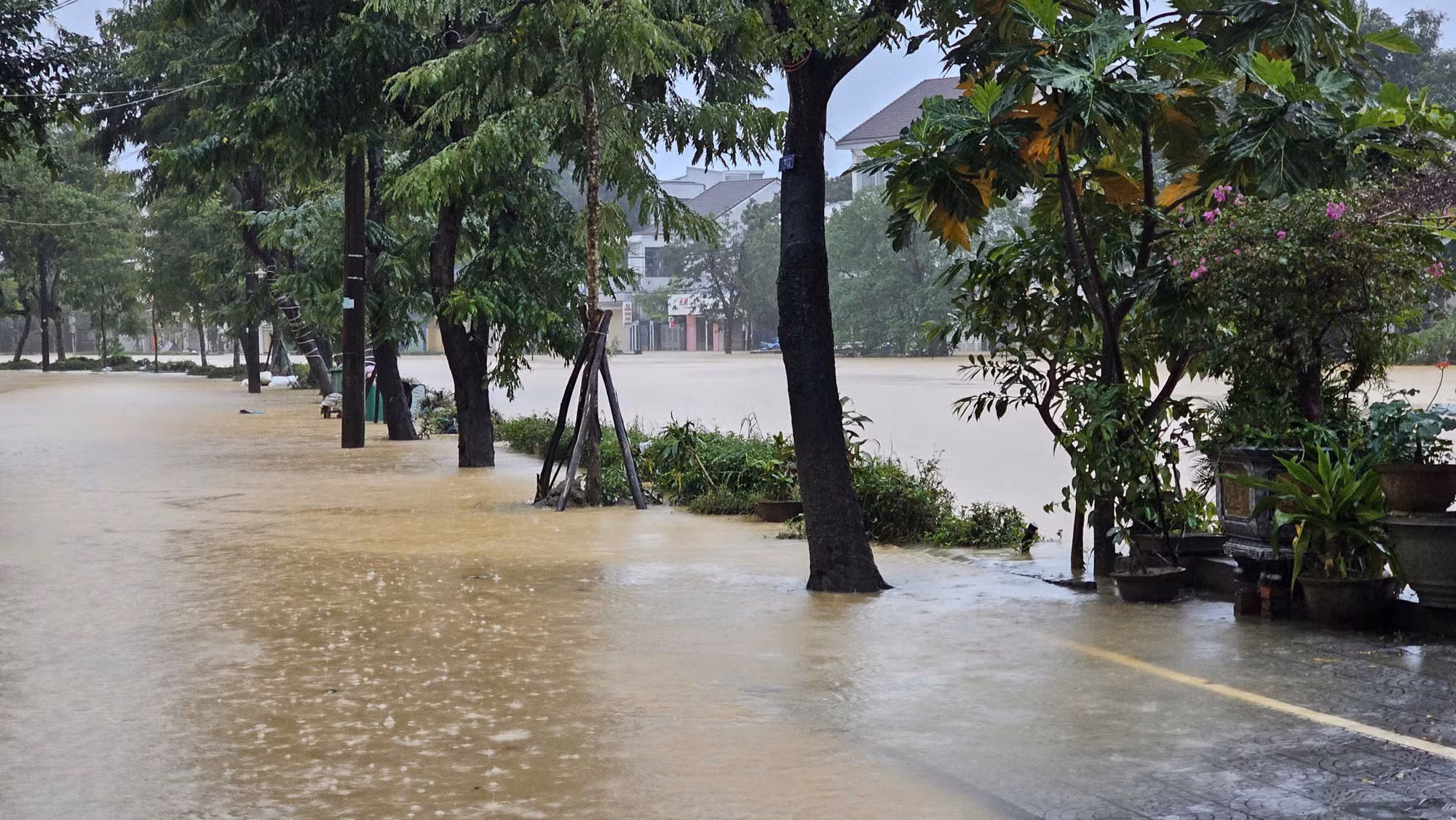TP Huế lại ngập trong lũ, sạt lở nhiều điểm, lực lượng Công an bám địa bàn giúp dân -1