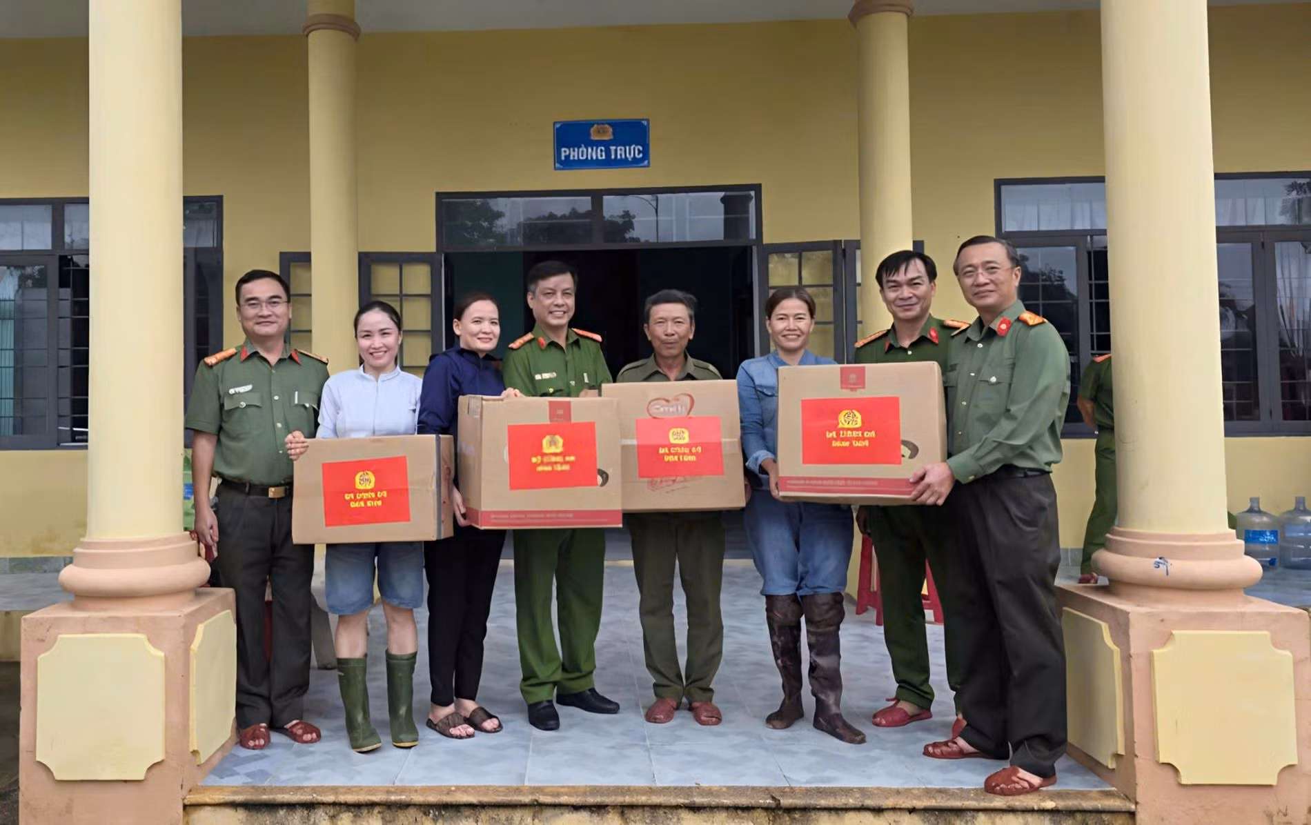 Công an Đà Nẵng tiếp tục mang quà của Bộ Công an đến với bà con, cán bộ chiến sĩ vùng lũ -1
