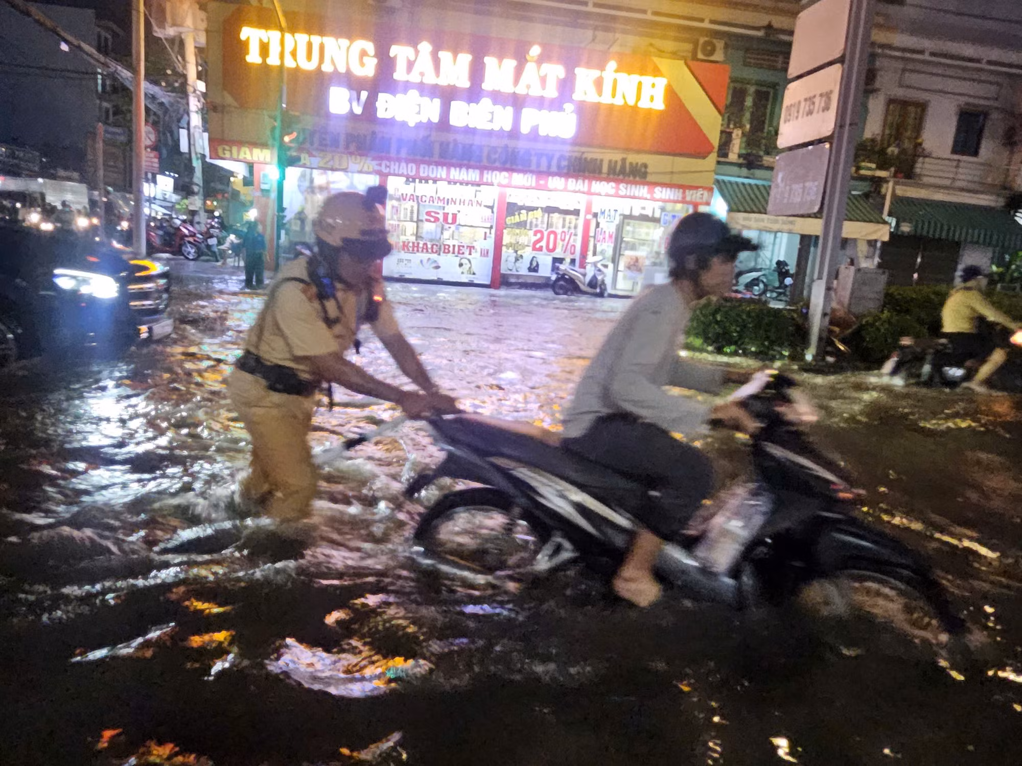 CSGT hỗ trợ người dân di chuyển qua nhiều tuyến đường ngập sâu -5