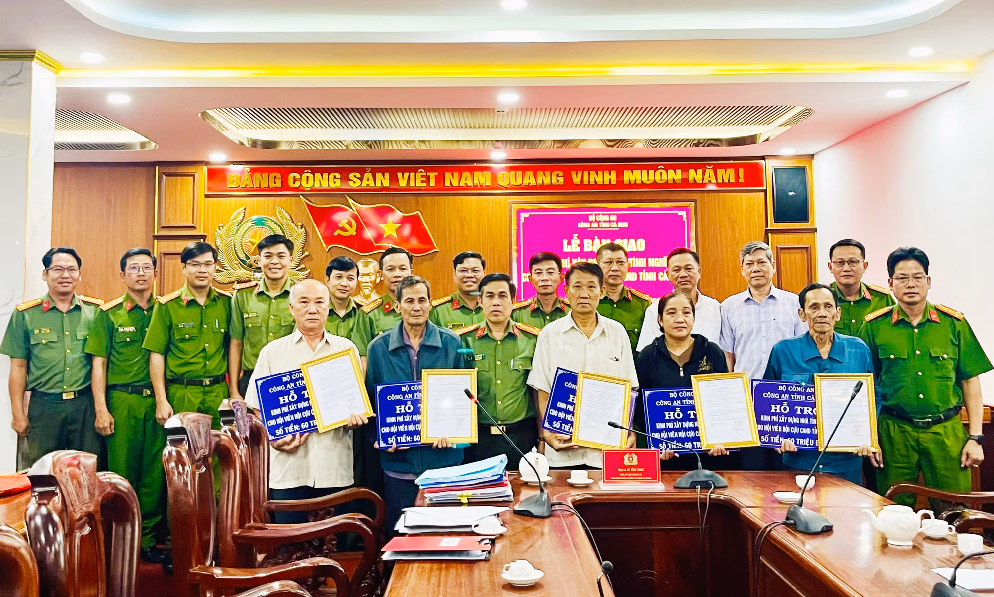 Công an Cà Mau bàn giao kinh phí xây dựng nhà tình nghĩa cho hội viên Cựu CAND -0