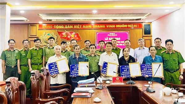 Công an Cà Mau bàn giao kinh phí xây dựng nhà tình nghĩa cho hội viên Cựu CAND