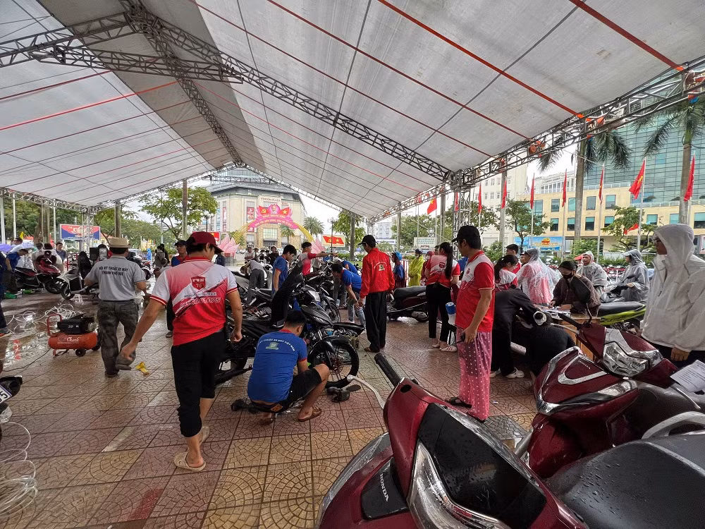 20 sinh viên theo học tại Đà Nẵng ra Huế hỗ trợ sữa miễn phí hàng ngàn xe máy bị ngập lụt -0