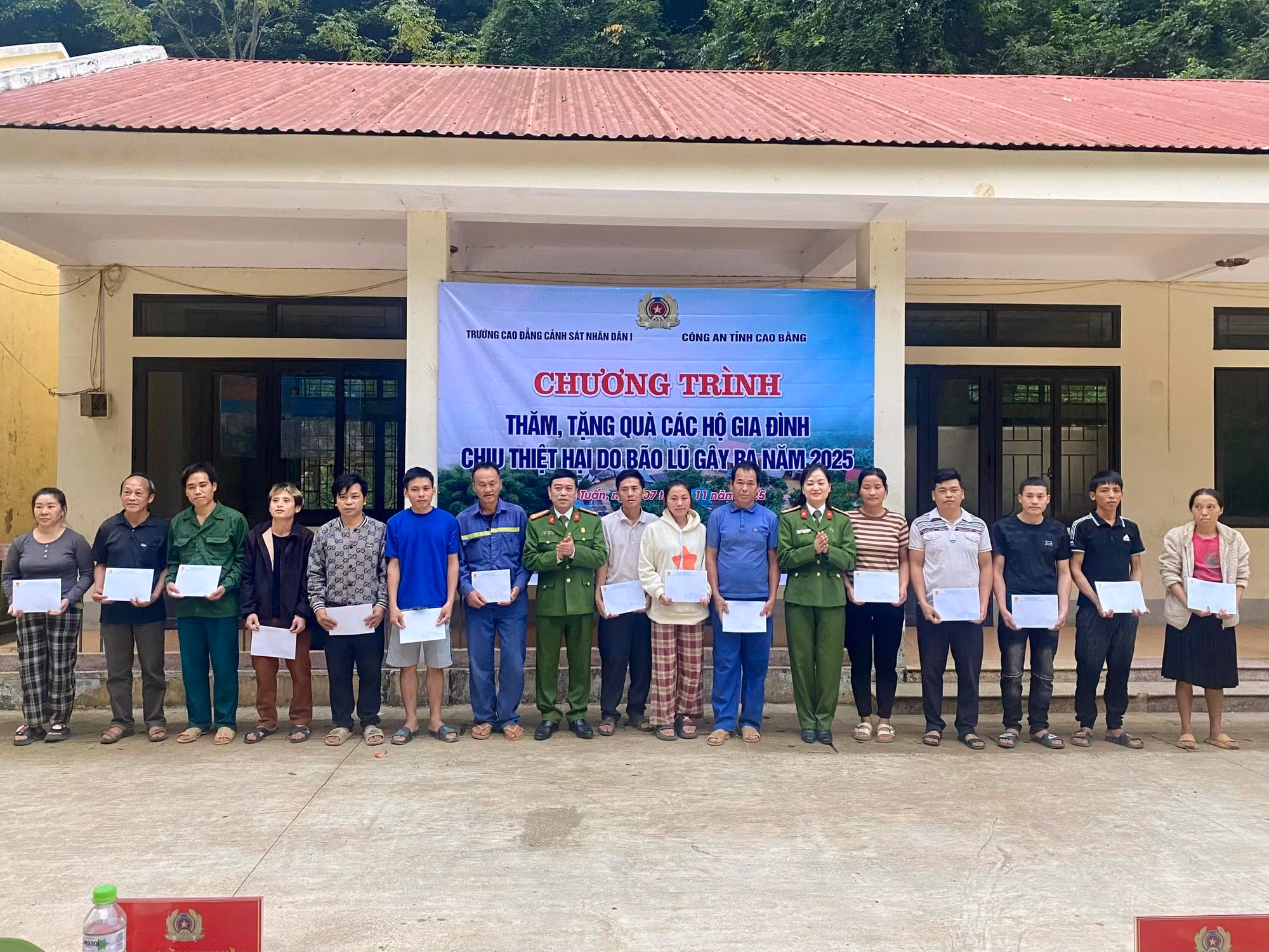 Trường Cao đẳng Cảnh sát nhân dân I trao quà cho bà con vùng lũ Cao Bằng -0
