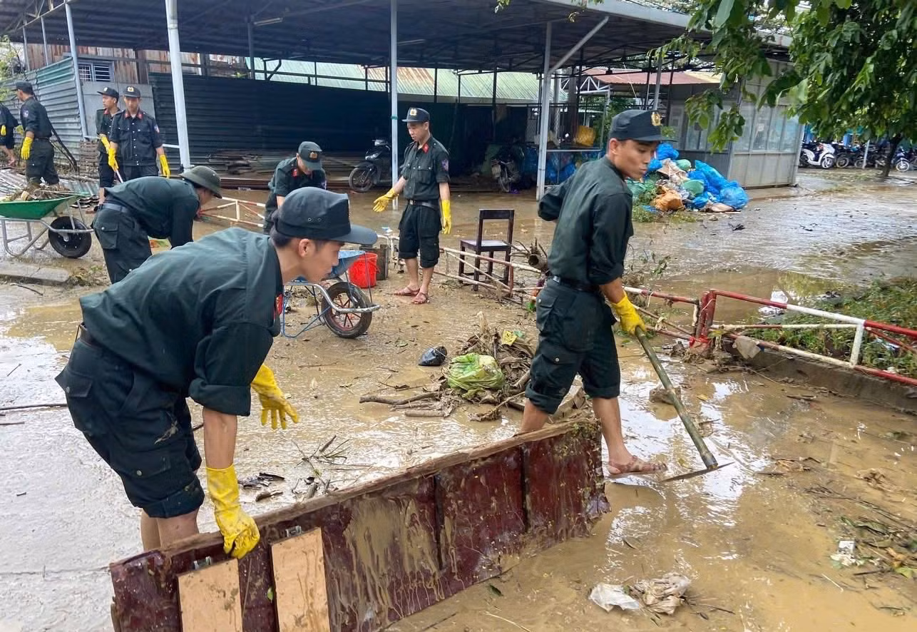 Trung đoàn CSCĐ Trung Bộ và Công an tỉnh Quảng Trị hỗ trợ khắc phục hậu quả mưa lũ tại Huế -0