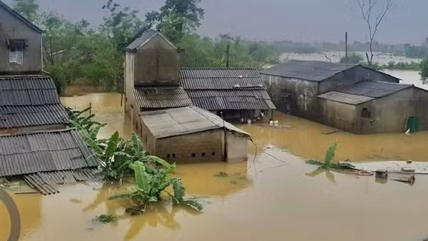Thủ tướng chỉ đạo khẩn ứng phó với bão số 13 và mưa lũ sau bão