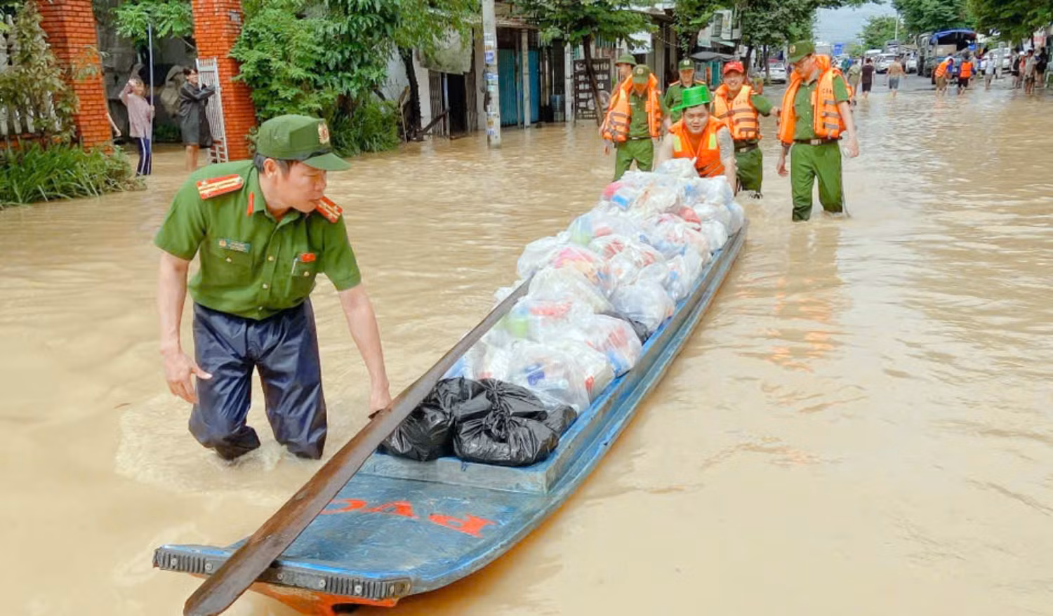 Ấm áp sự tri ân của cộng đồng cho lực lượng Công an sau cơn “đại hồng thủy” -0