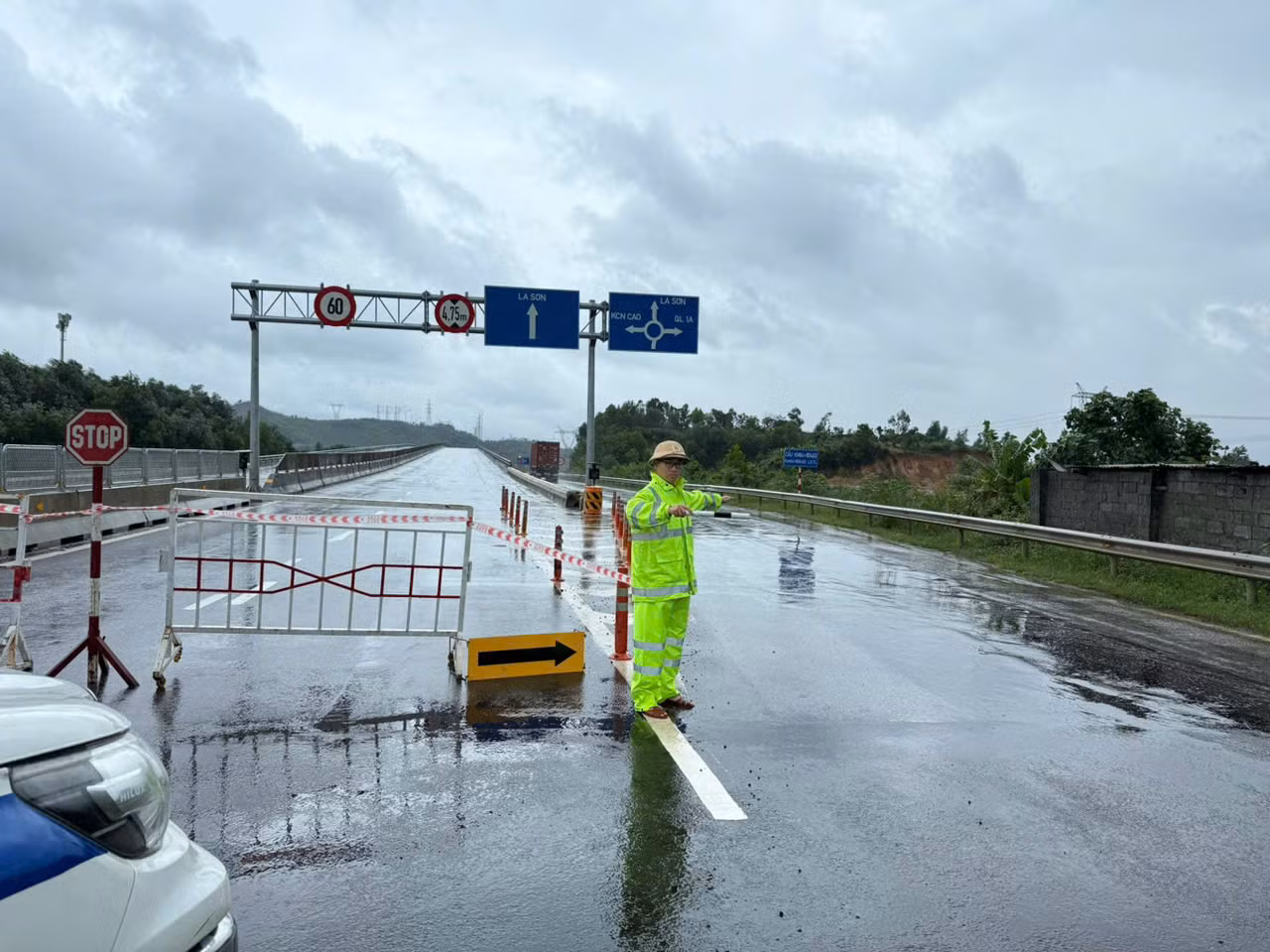 CSGT Công an TP Đà Nẵng: Cảnh báo 113 điểm ngập úng, chia cắt giao thông trên các tuyến huyết mạch -0