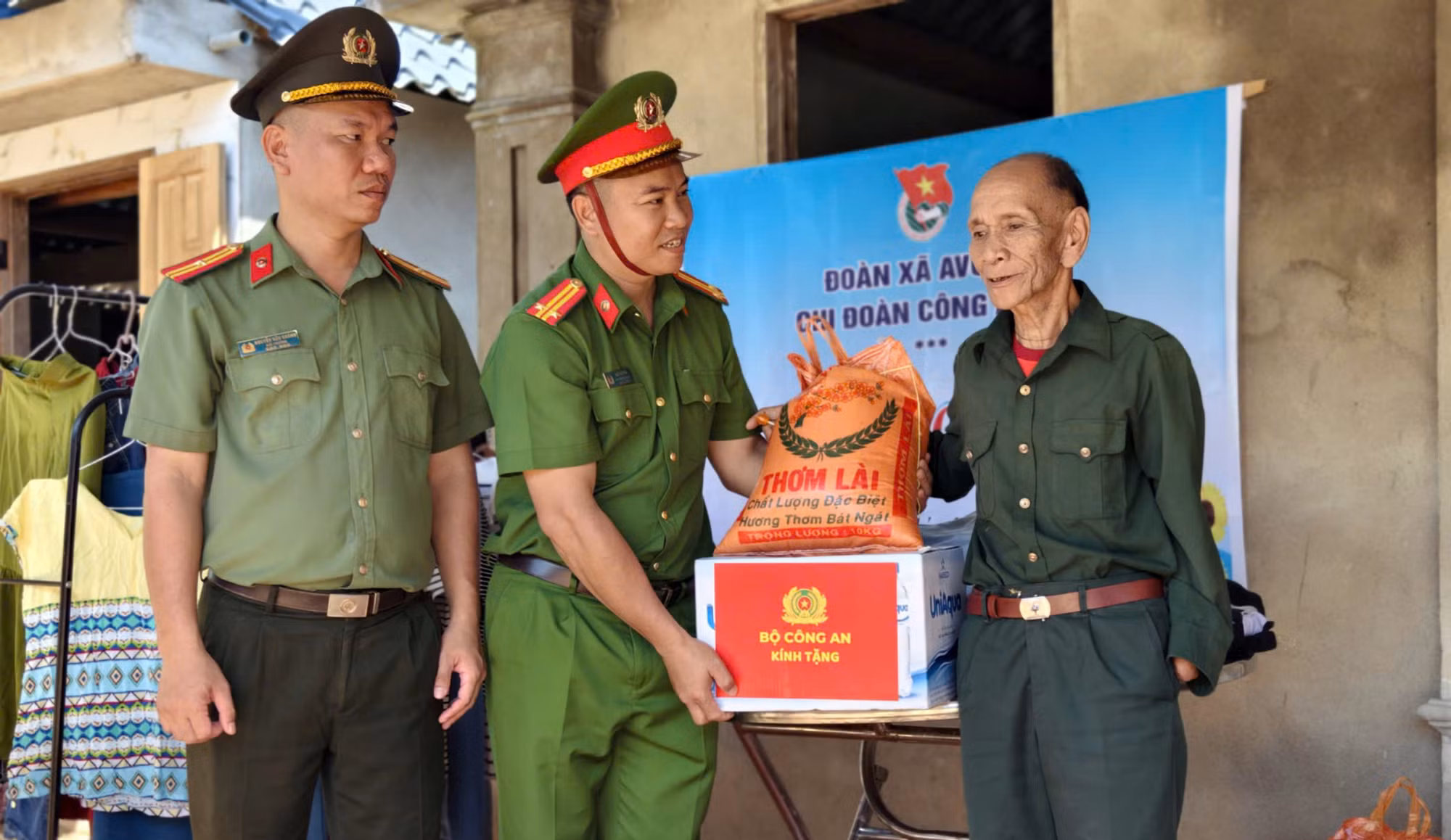 Quà của Bộ Công an đến với đồng bào vùng bị chia cắt ở vùng biên giới Đà Nẵng -0