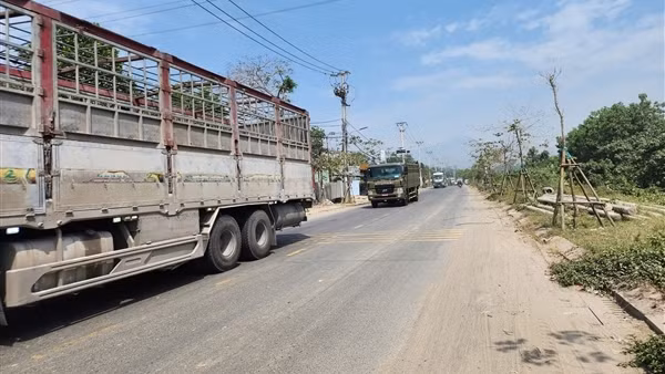 Xe quá tải cày nát đường dân sinh khi né cao tốc Hòa Liên – Túy Loan đang thi công