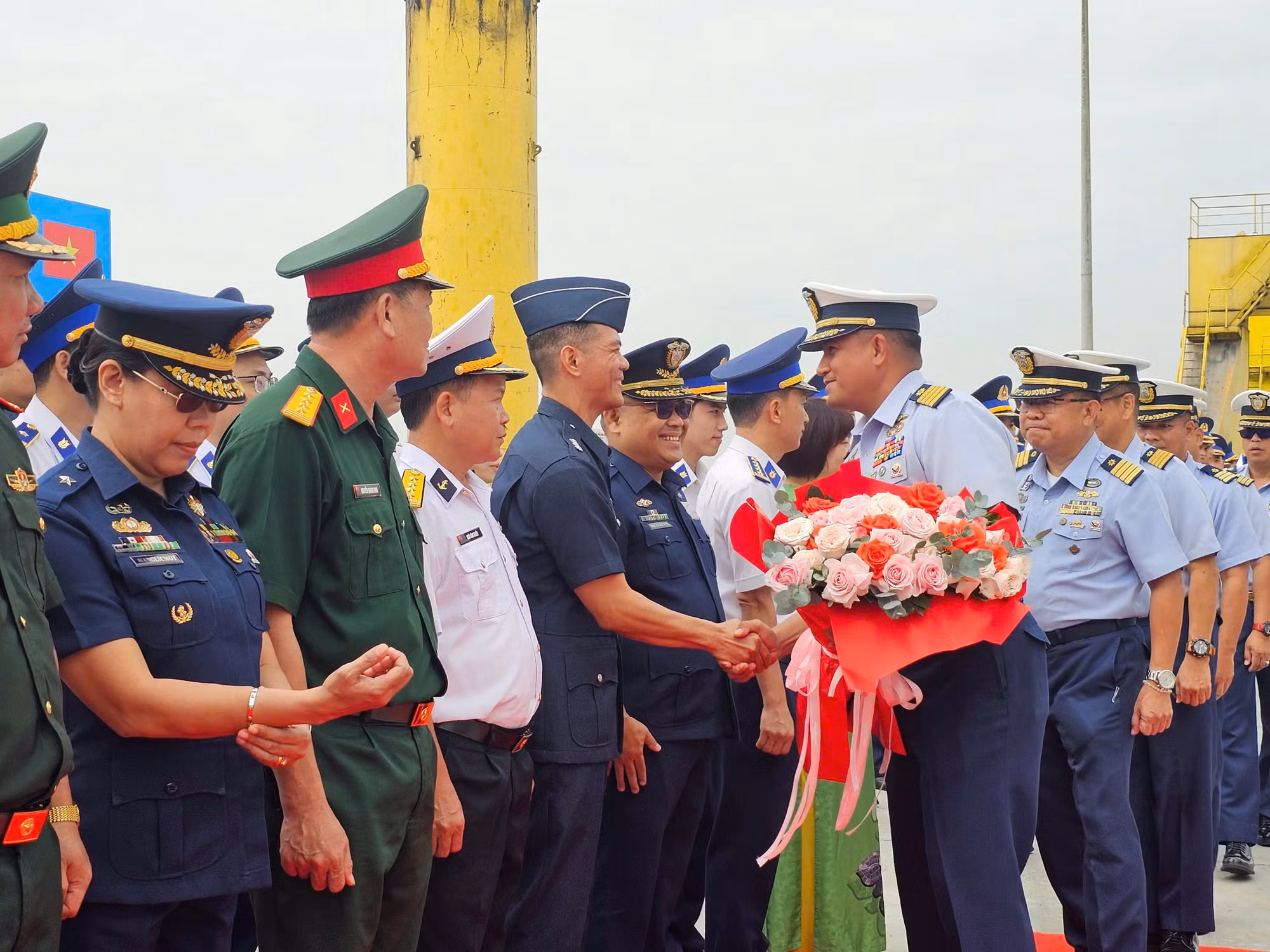 Tàu Cảnh sát biển Philippines thăm hữu nghị Đà Nẵng -2