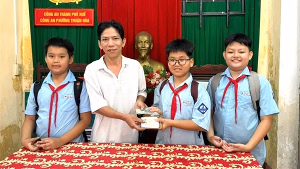 3 học sinh lớp 6 nhặt được tiền nhờ Công an tìm trả cho người đánh rơi