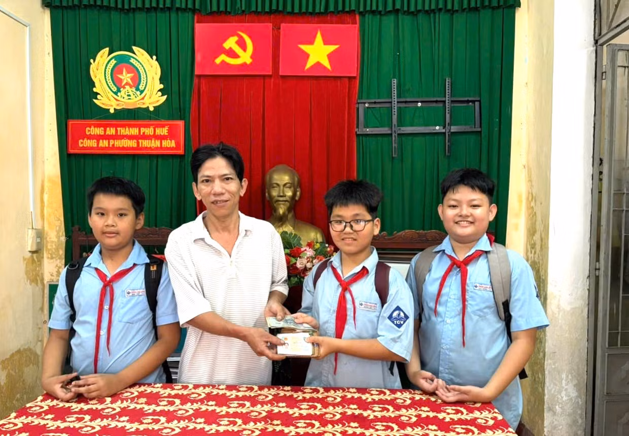 3 học sinh nhặt được tài sản liền nhờ Công an tìm người đánh rơi trả lại -0