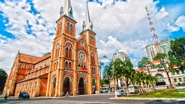 Hà Nội mưa dông rải rác, Nam Bộ trời nắng nóng