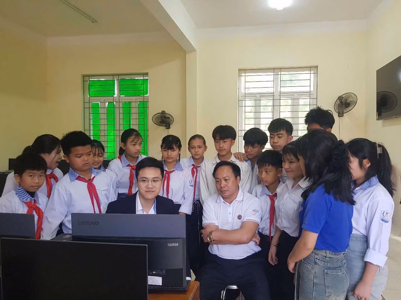 Trao tặng 100 suất học bổng tiếng Anh MobiEnglish cho hai điểm trường -0
