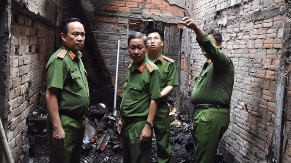 Cục Cảnh sát PCCC và CNCH kiểm tra hiện trường vụ cháy khiến 4 người tử vong ở Tiên Giang