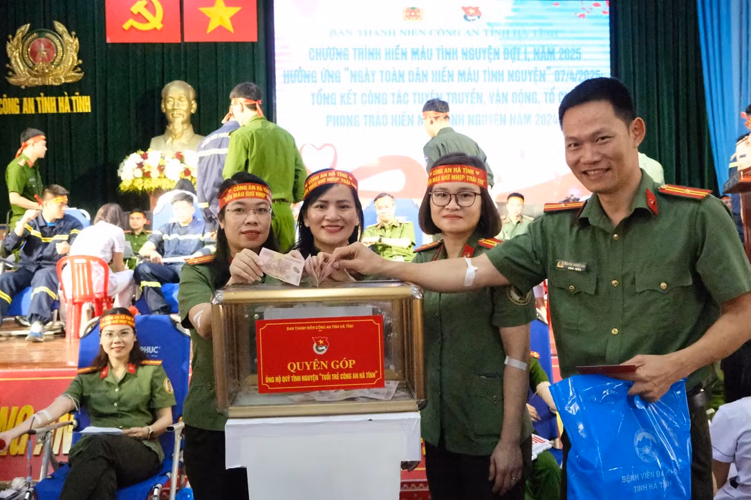Gần 250 cán bộ chiến sĩ tham gia hiến máu tình nguyện đợt 1/2025 -2