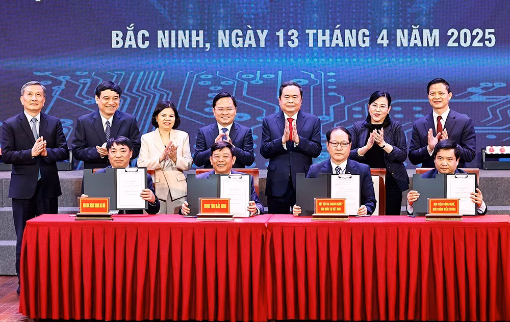vna_potal_chu_tich_quoc_hoi_du_dien_dan_khoa_hoc_cong_nghe_doi_moi_sang_tao_va_chuyen_doi_so_tai_bac_ninh_7969608.jpg -0
