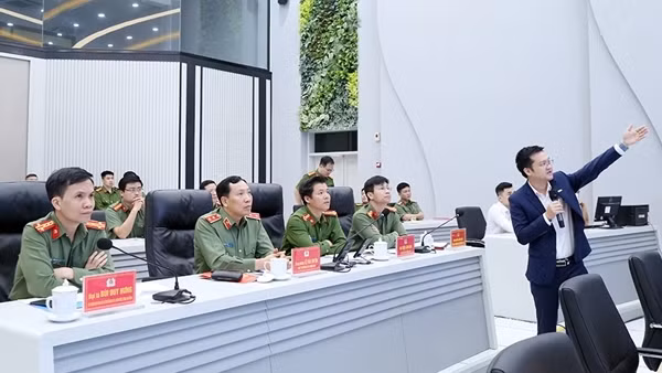 Thứ trưởng Lê Văn Tuyến kiểm tra công tác tại Trung tâm thông tin Chỉ huy Công an tỉnh Bắc Ninh